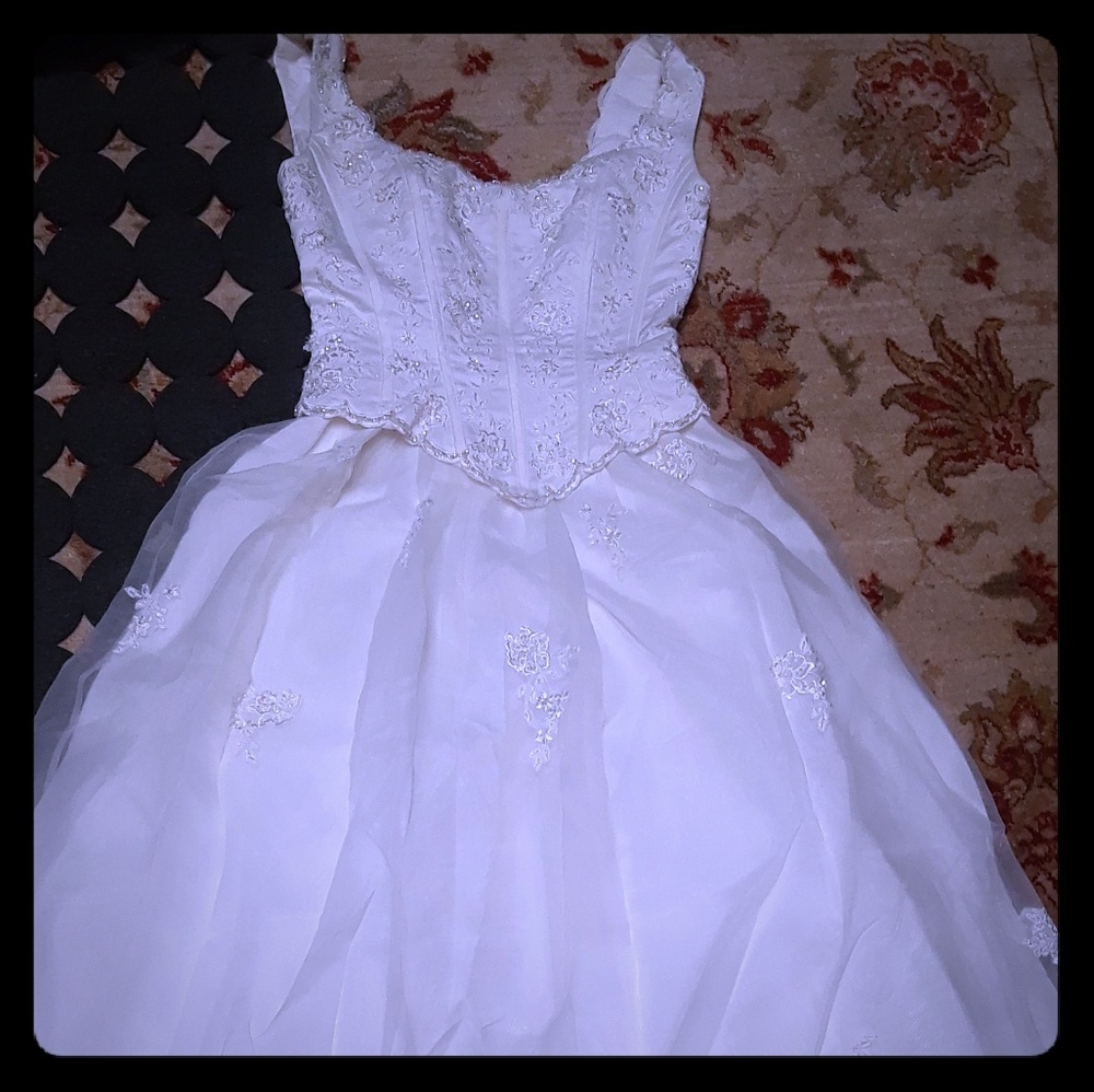 White bridal dress by Fiesta.